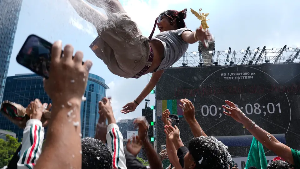 Festejos en el Ángel de la Independencia | AP