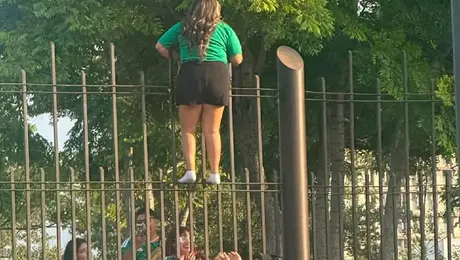 VIDEO: Quiso acceder al Fan Fest de Monterrey y terminó siendo rescatada con una grúa