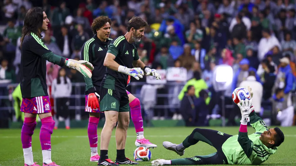 Tala Rangel, Carlos Acevedo y Guillermo Ochoa calentando | MEXSPORT