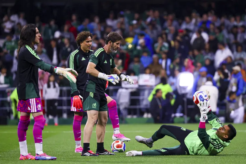 Tala Rangel, Carlos Acevedo y Guillermo Ochoa calentando | MEXSPORT