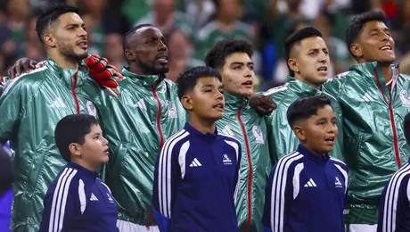 ¡Eran del mismo tamaño! Gilberto Mora y el niño que casi lo tapa en el himno nacional