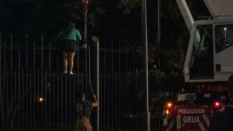 Mujer queda atrapada en su intento de ingresar al Fan Fest de Monterrey / RRSS @JudithMedrano