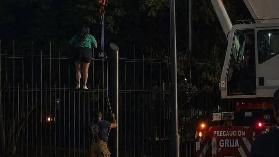 Mujer queda atrapada en su intento de ingresar al Fan Fest de Monterrey / RRSS @JudithMedrano