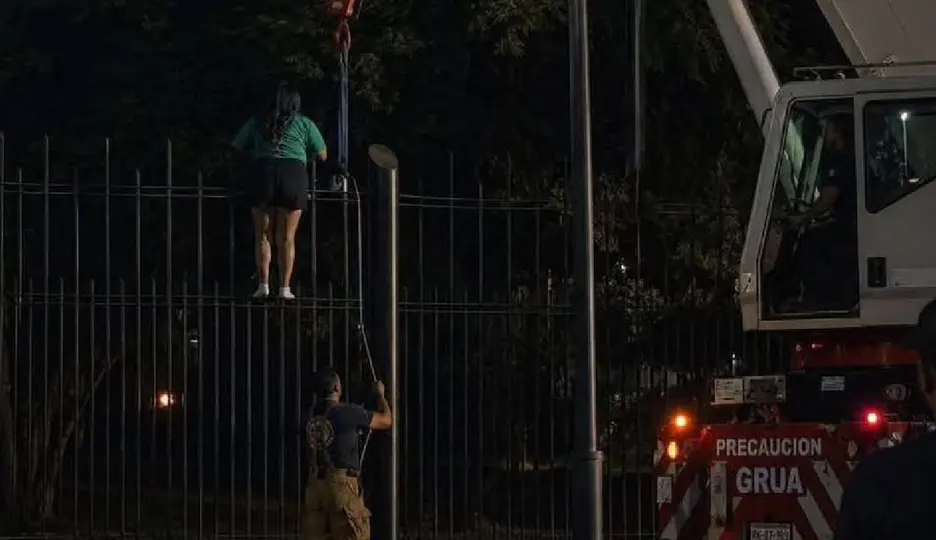 Mujer queda atrapada en su intento de ingresar al Fan Fest de Monterrey / RRSS @JudithMedrano
