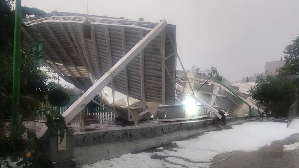 Colapsa techo de un PILARES en Cuautepec por granizada; lluvias también afectan Chalco, Ixtapaluca