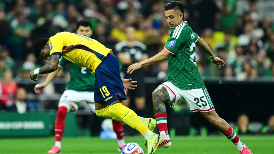 Piojo Alvarado comete falta ante Ecuador | MEXSPORT