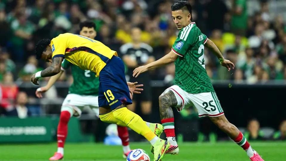 Piojo Alvarado comete falta ante Ecuador | MEXSPORT