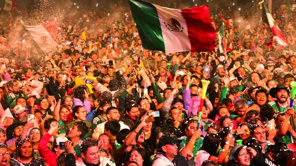 Ni la lluvia impidió que miles de seguidores acompañaran a la Selección Mexicana en una noche histórica en Paseo de la Reforma./ X: @GobCDMX