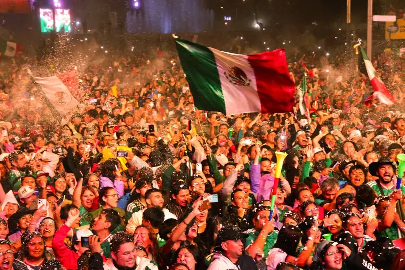 Ni la lluvia impidió que miles de seguidores acompañaran a la Selección Mexicana en una noche histórica en Paseo de la Reforma./ X: @GobCDMX