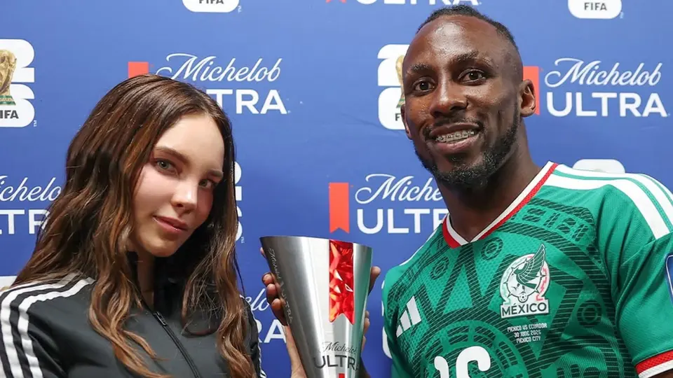Belinda asistió al partido entre México y Ecuador como invitada especial de la FIFA y participó en la entrega del reconocimiento al Jugador Más Valioso del encuentro. / IG: Belinda.