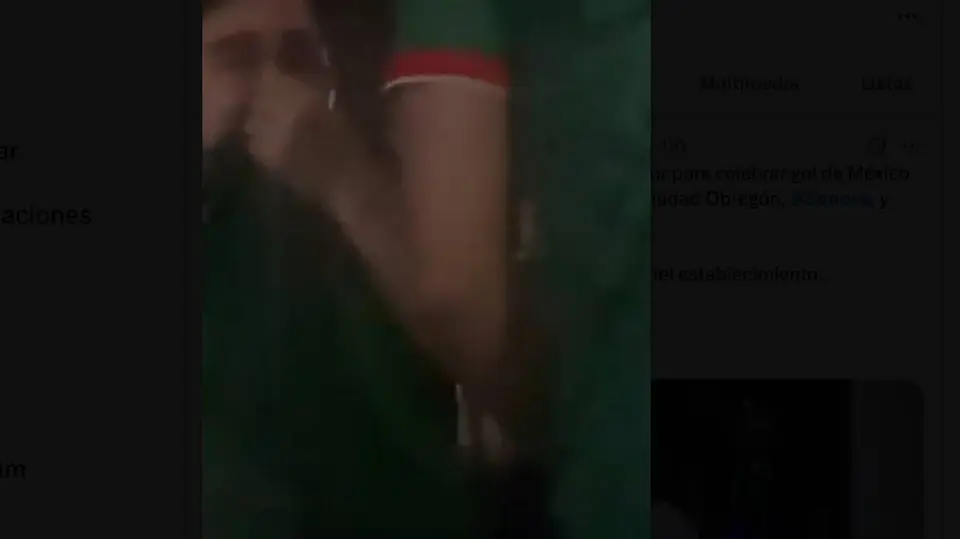 El polvo químico del extintor se dispersó por toda la sala, obligando a los asistentes a desalojar el recinto./ Captura de pantalla