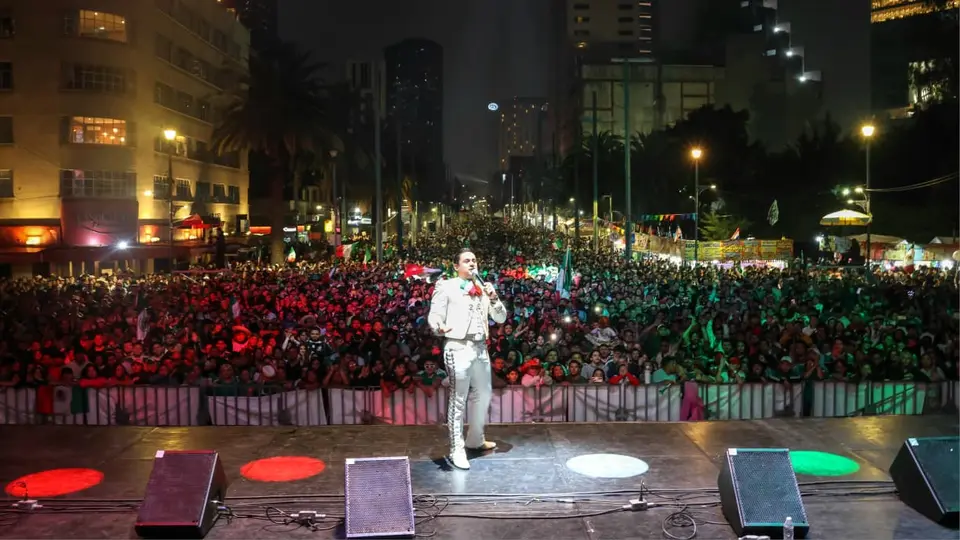 Adrián Bedolla "El Jilguero" conquista el FIFA Fan Festival 2026 con espectacular cierre en el Monumento a la Revolución