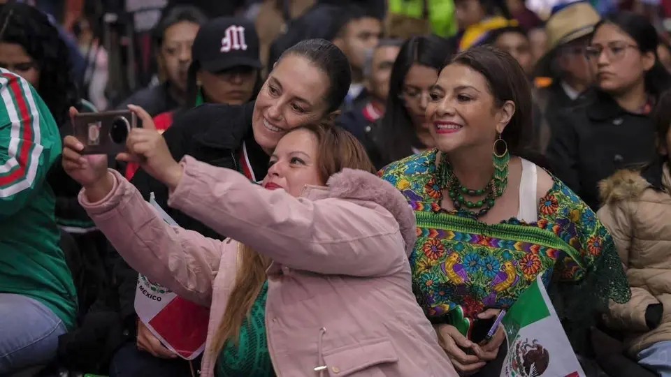 Sheinbaum y Brugada convivieron con familias y aficionados que siguieron el encuentro de la Selección Mexicana desde Azcapotzalco./ X: @ClaraBrugadaM