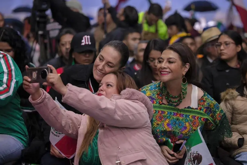 Sheinbaum y Brugada convivieron con familias y aficionados que siguieron el encuentro de la Selección Mexicana desde Azcapotzalco./ X: @ClaraBrugadaM