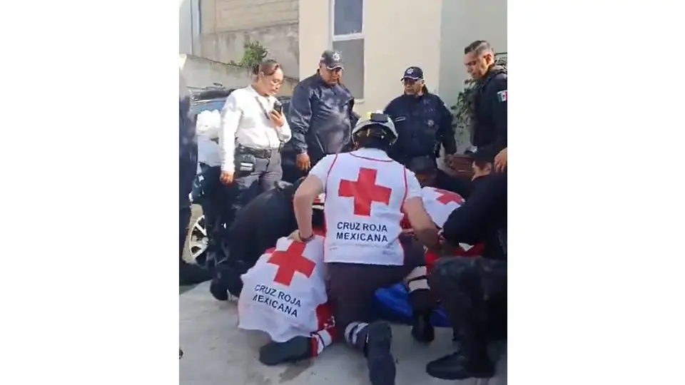 Fue trasladada a un hospital para recibir atención médica. / Captura
