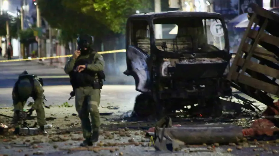 El atentado dejó un saldo preliminar de 11 personas heridas, entre ellas ocho policías y tres civiles / Redes Sociales