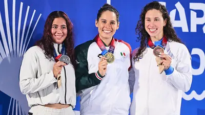 México impone récord y conquista el oro en el relevo mixto de natación