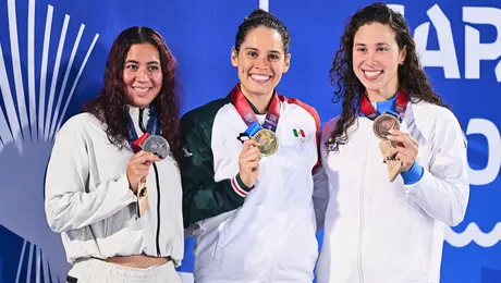 México impone récord y conquista el oro en el relevo mixto de natación