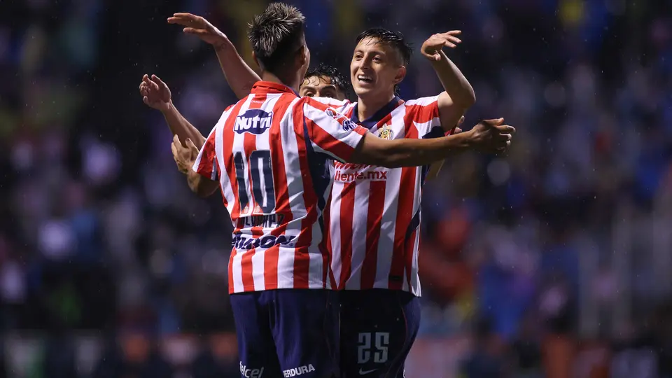 Festejo de Piojo Alvarado con Brian Gutiérrez | Imago7