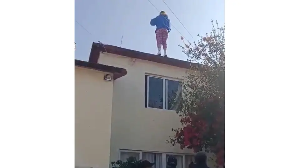 Mujer se lanza de la azotea de su casa en Metepec. / Captura
