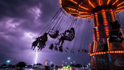 VIDEO: Jóvenes quedan atrapados en sillas voladoras durante fuerte tormenta