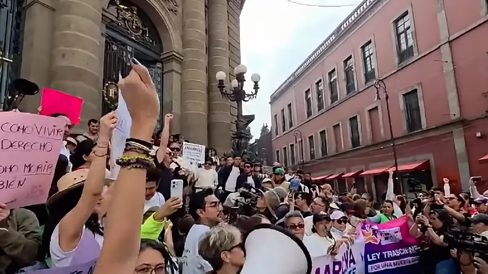 Un grupo de personas sigue luchando para que se pueda aprobar la Ley Trasciende / Especial