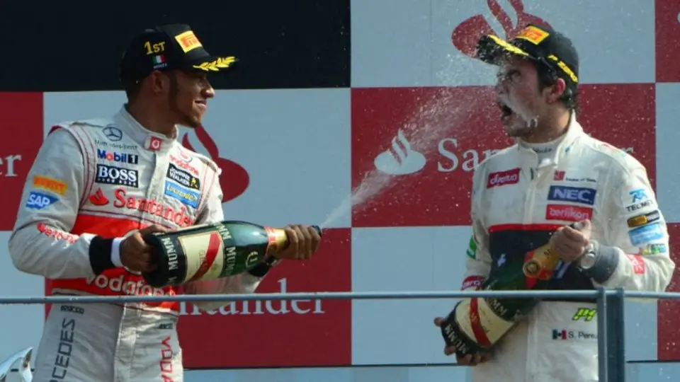 Lewis Hamilton y Checo Pérez en el podio del Gran Premio de Italia de 2012 | AFP