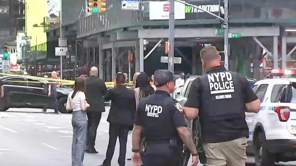 La policía acordonó varias calles de Times Square mientras peritos recopilaban evidencia./ AP