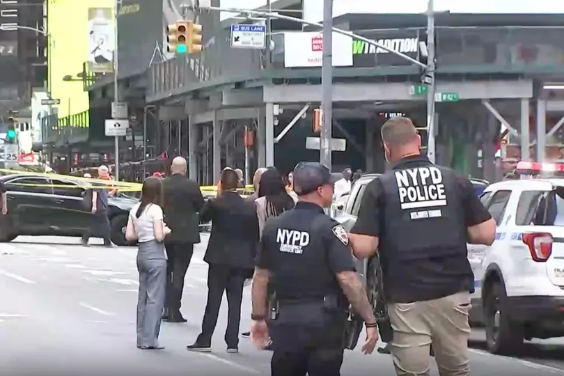 La policía acordonó varias calles de Times Square mientras peritos recopilaban evidencia./ AP