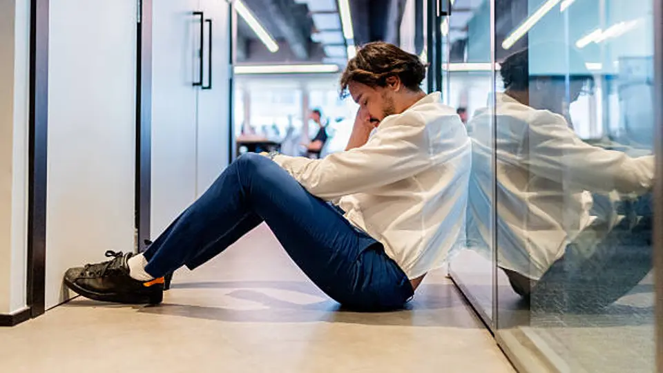 Aplicar criterios más estrictos a una persona que al resto del equipo puede formar parte de un patrón de mobbing laboral / Pixabay