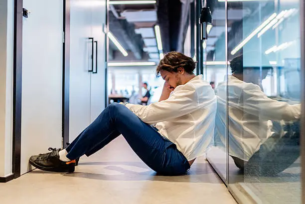 Aplicar criterios más estrictos a una persona que al resto del equipo puede formar parte de un patrón de mobbing laboral / Pixabay