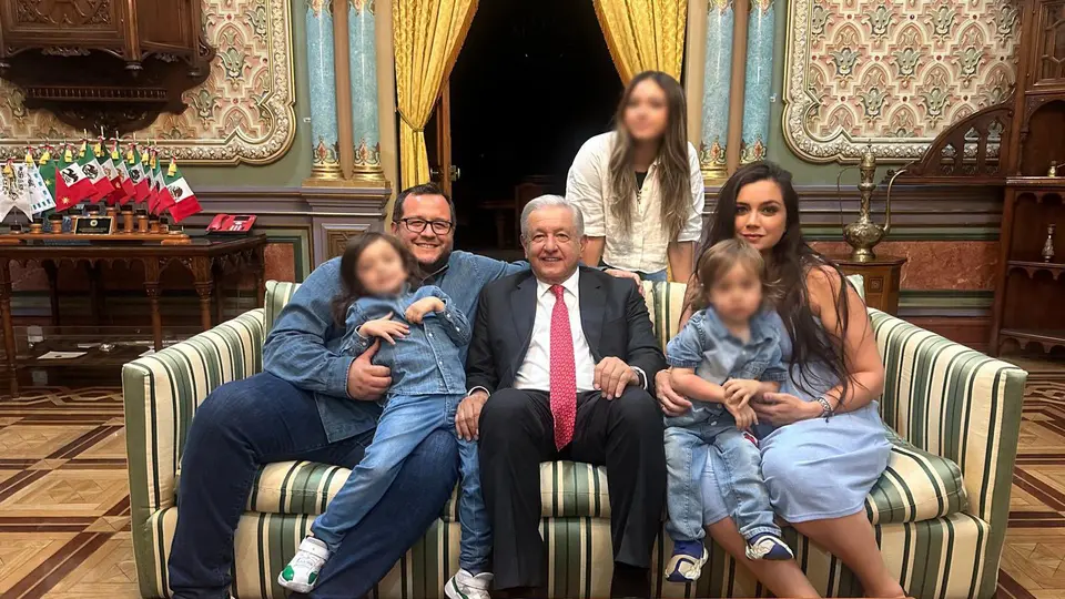 José Ramón López Beltrán, hijo de AMLO, con su familia | X: @_JRLB_