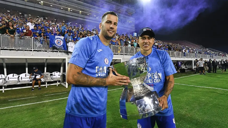 Édgar Méndez y Cata Domínguez con la Leagues Cup 2019 | IMAGO 7