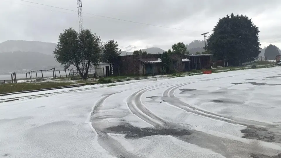 Una fuerte granizada pintó de blanco la zona de La Marquesa, en Ocoyoacac, Estado de México. / @CronicasLDN