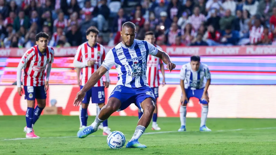 Salomón Rondón en el cobro de un penal con Pachuca | IMAGO 7