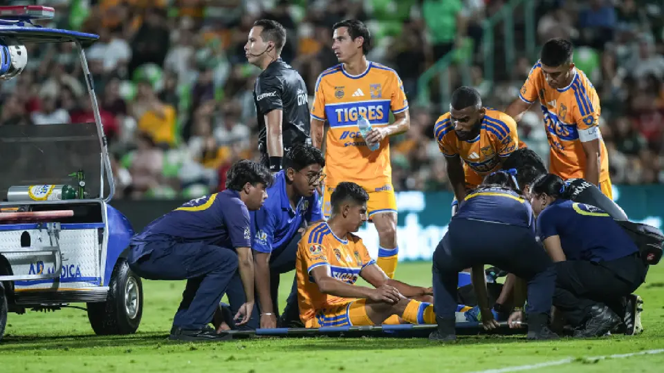 Francisco Reyes, tras sufrir lesión con Tigres, ante Santos Laguna | IMAGO7