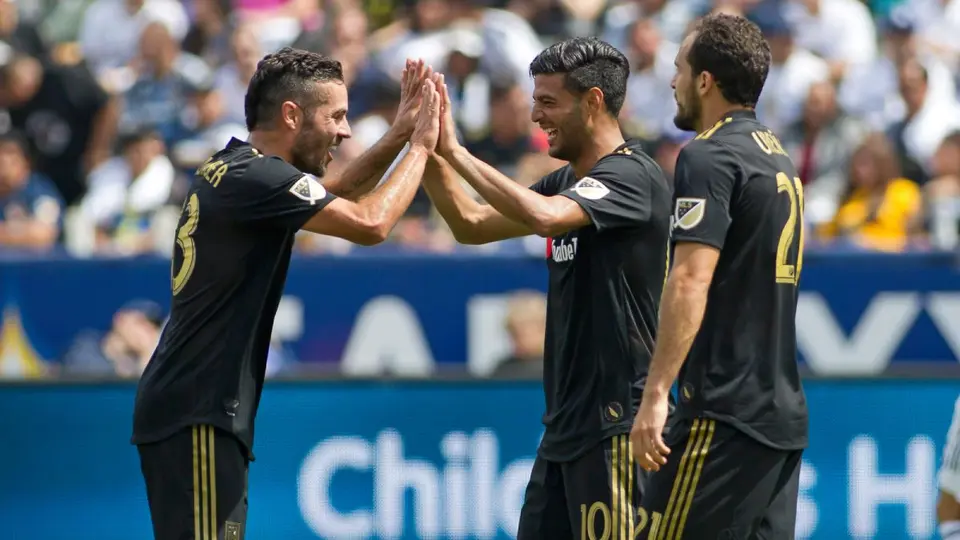 Jugadores de LAFC felicitan a Carlos Vela | MEXSPORT