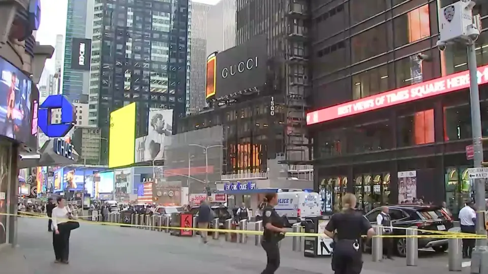 Agentes del NYPD intentaron neutralizar a la sospechosa antes de abrir fuego./ AP