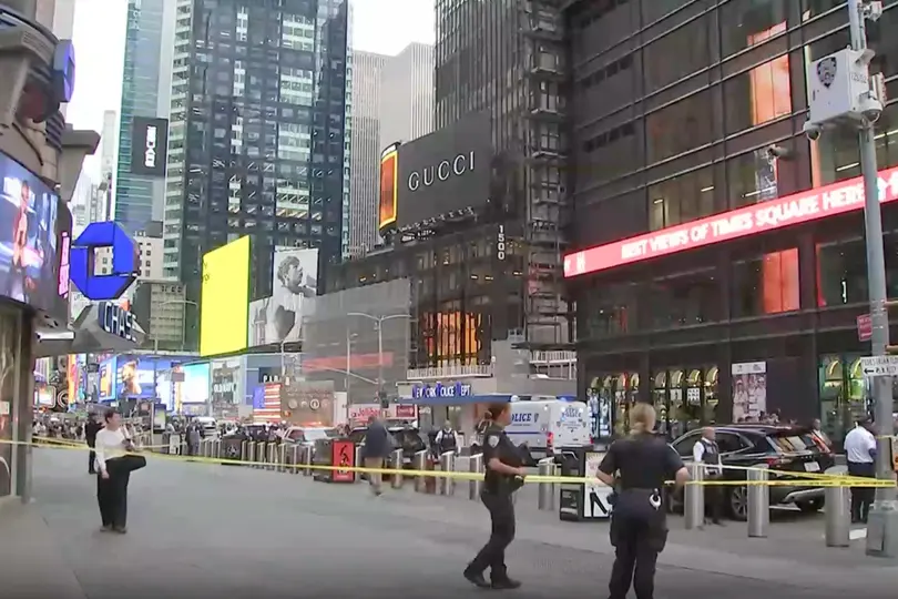 Agentes del NYPD intentaron neutralizar a la sospechosa antes de abrir fuego./ AP