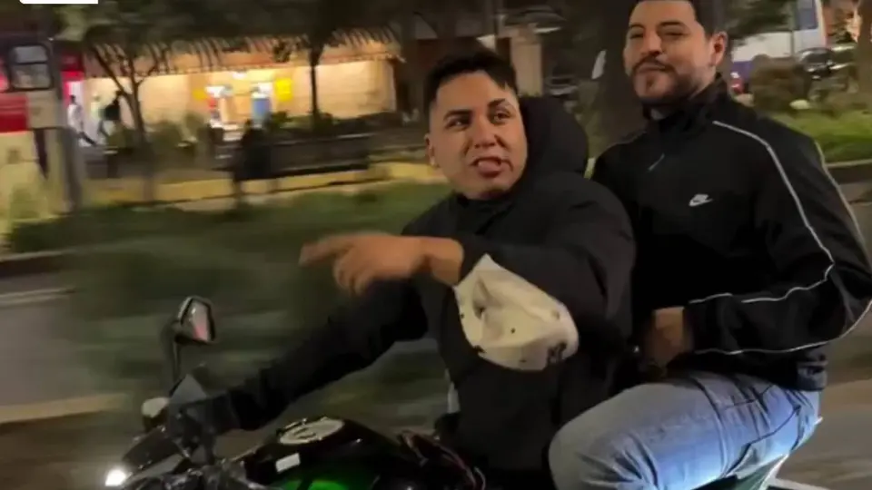 La moto que Eduin Caz le obsequió a Ese Pérez / RRSS