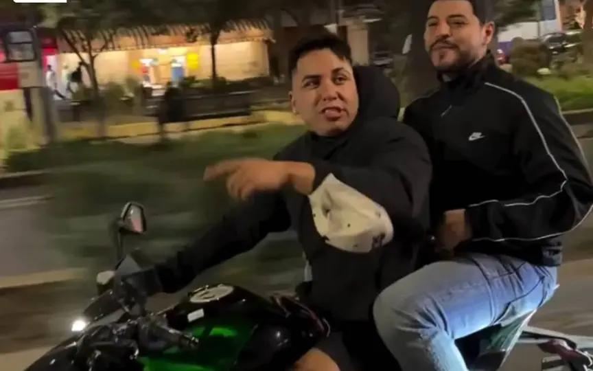 La moto que Eduin Caz le obsequió a Ese Pérez / RRSS