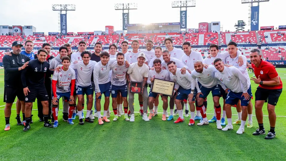 Jugadores de Atlético San Luis realizan un homenaje a Cata Domínguez | IMAGO 7