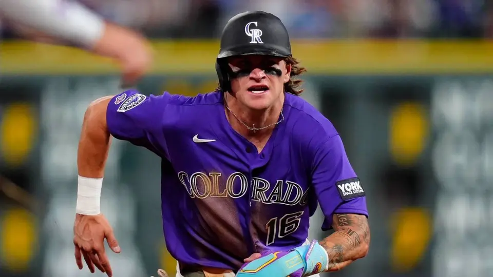Cole Carrigg se mete en problemas tras desafiar a los aficionados de Atlanta Braves con seña obscena
