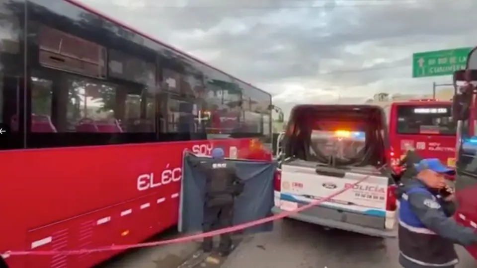 Metrobús atropella y mata a una mujer en estación Balderas; conductor es detenido