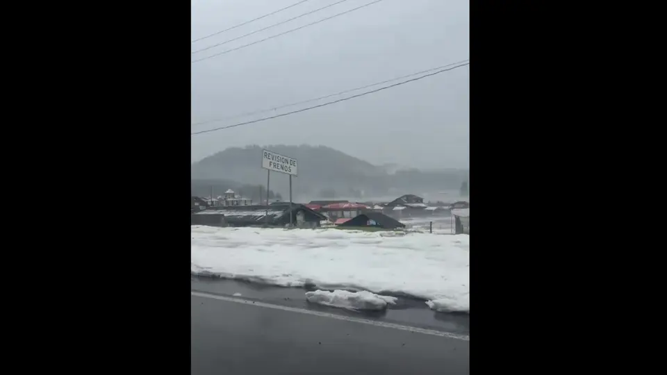El granizo se acumuló sobre el pavimento de la México-Toluca, complicando la circulación de los automovilistas. / Captura