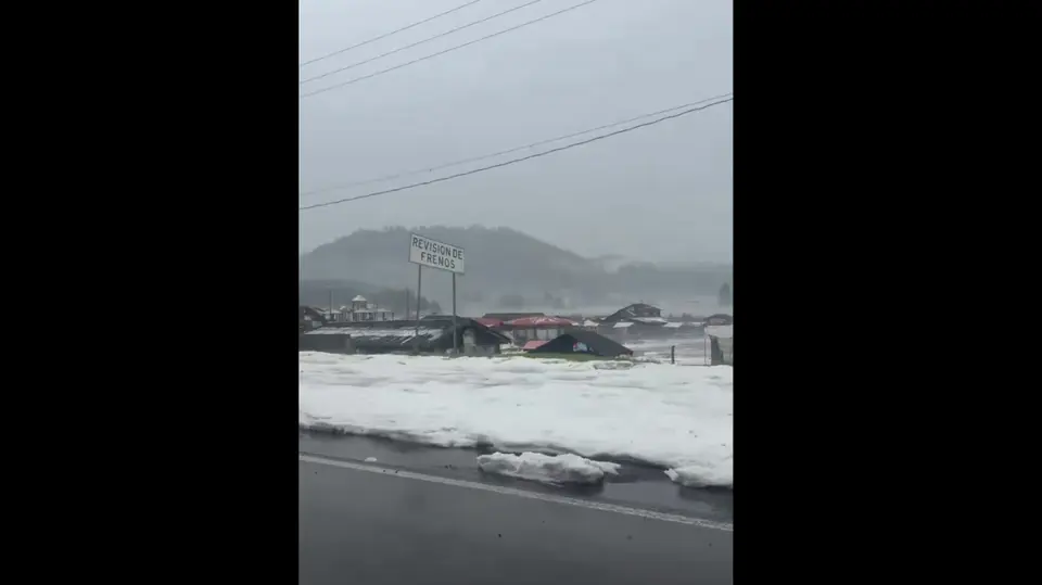 El granizo se acumuló sobre el pavimento de la México-Toluca, complicando la circulación de los automovilistas. / Captura