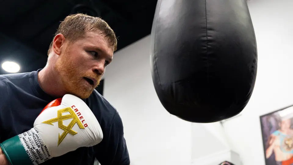 Canelo Álvarez confirma que visualiza su última pelea profesional en el Estadio Azteca