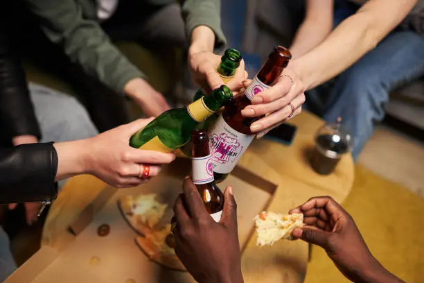 Especialistas también proponen reforzar las restricciones de venta, publicidad y conducción bajo los efectos del alcohol./ Pixabay