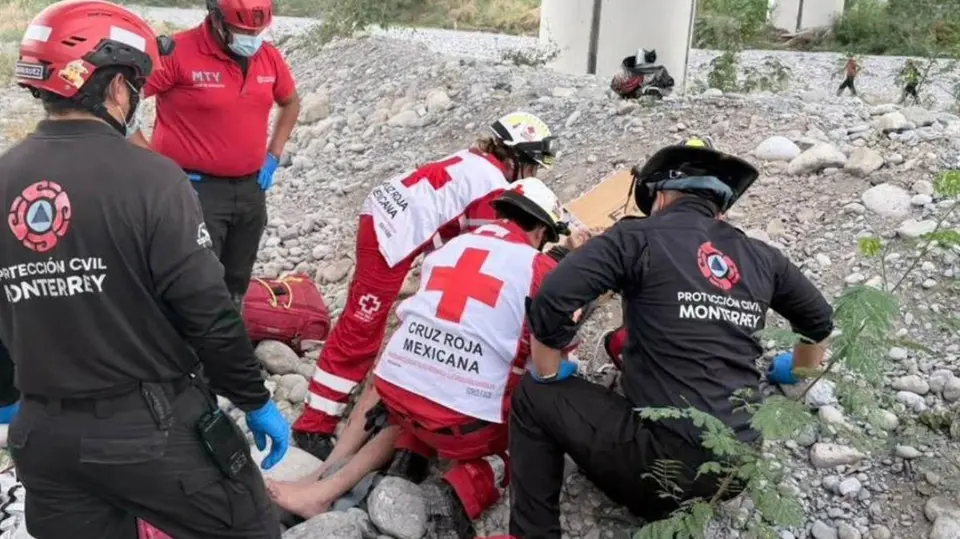 Elementos de Protección Civil y Cruz Roja participaron en el rescate del motociclista. / RS