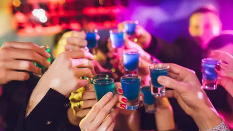 Alcohol y jóvenes: por qué expertos proponen subir impuestos a las bebidas